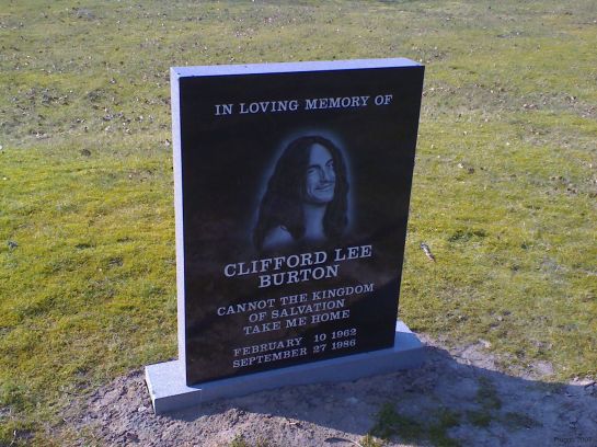 Cliff_Burton_-_by_Fruggo