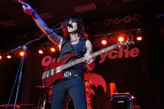 Rudy Sarzo showing us how bass is done!